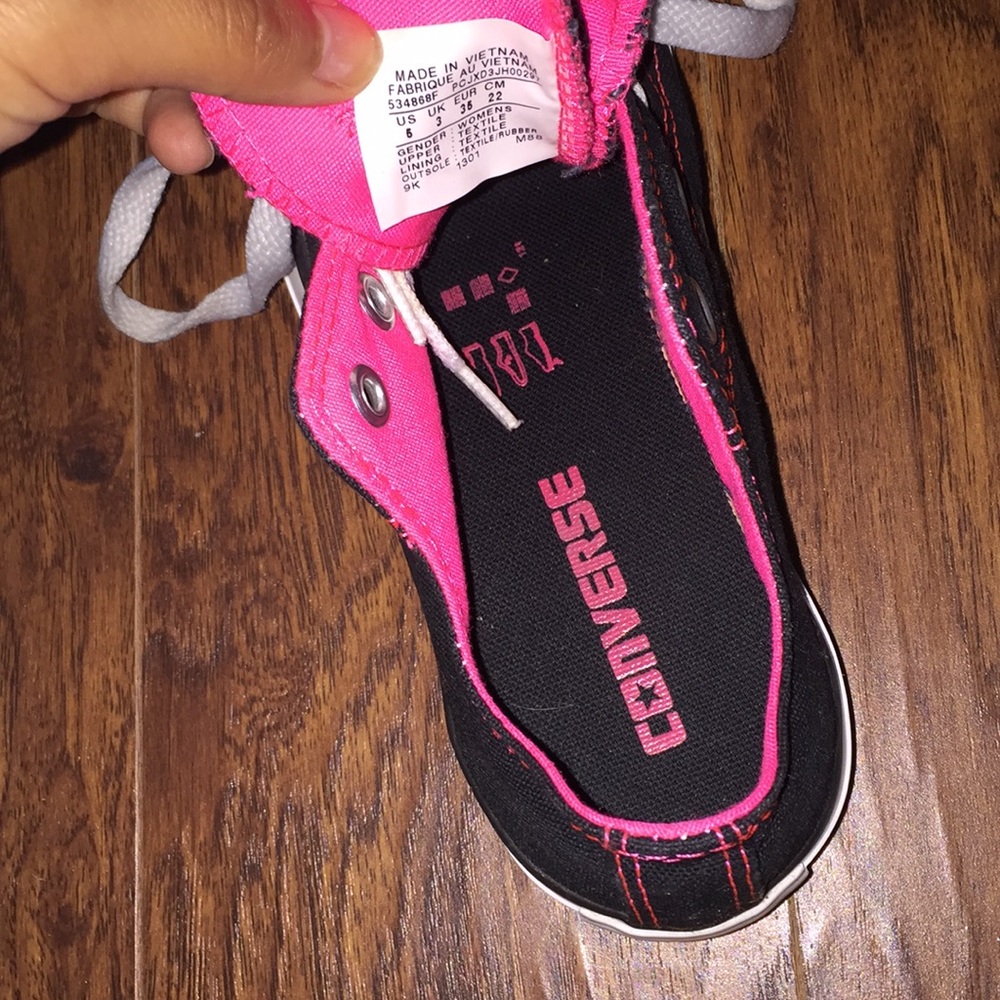 Converse Women’s Size 5 - Picture 5 of 7